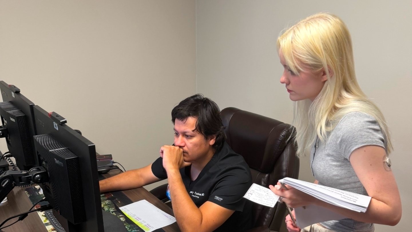 Dr. Espinoza of Nephrology working in Epic with Natalie of the Epic team at a Workflow Dress Rehearsal
